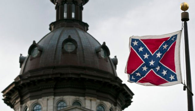 En los EEUU todavía ondean en algunos edificios oficiales de ciertos estados del sur la bandera confederada. Bandera racista. Fotos elpais.es