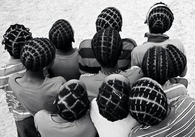 la forma más importante en que las trenzas ayudaron a la población de esclavos africanos fue proporcionar una forma discreta y fácil de ocultar y crear mapas para transferir las rutas de escape y así huir de sus captores.